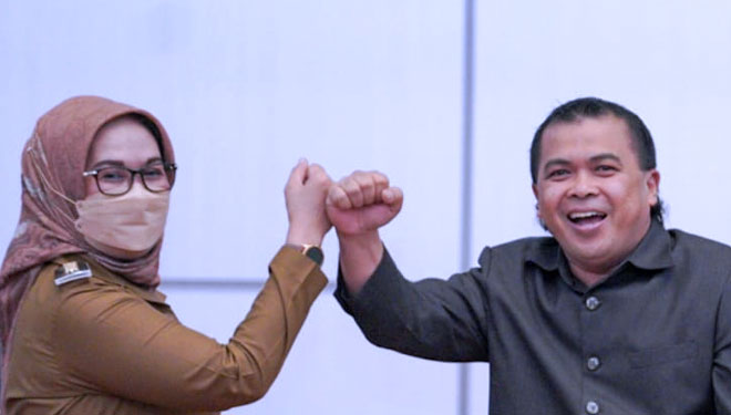 Wakil Ketua DPRD Bontang, Agus Haris bersama Wakil Wali Kota Bontang Najirah Adi Darma dalam sebuah rapat paripurna beberapa waktu lalu. (Foto: Sadam for TIMES Indonesia)
