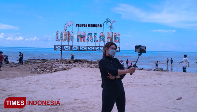 The visitors enjoying their moments at Lon Malang Beach, Sampang Madura. (Photo: Khusnul Hasana/TIMES Indonesia)
