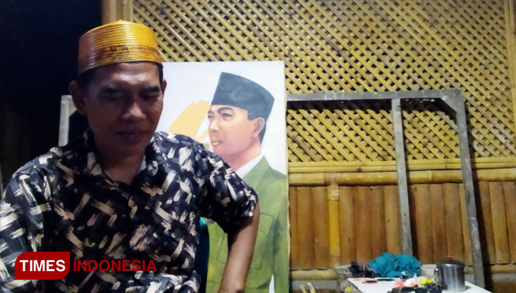 Masrukhan, seniman di Kabupaten Mojokerto saat ditemui TIMES Indonesia di kediamannya di Desa Ngareskidul, Kecamatan Gedeg, Kabupaten Mojokerto. Minggu (07/11/2021)(Foto: Thaoqid Nur Hidayat/TIMES Indonesia)