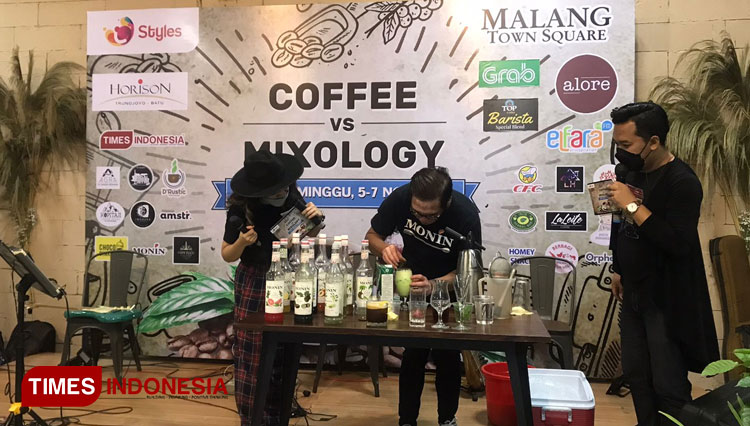 Proses Peracikan Minuman Mixology di Acara Coffee vs Mixology Matos, Sabtu (6/11/2021) (Foto: Rahmawati Wulansari / TIMES Indonesia)