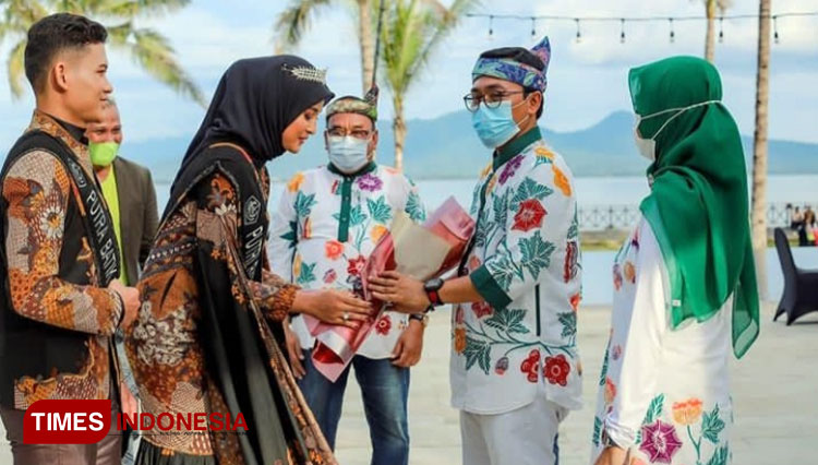Bupati Pamekasan saat menggelar Gebyar Batik Pamekasan 2021 di Ketapang Indah Hotel Kabupaten Banyuwangi.(Foto: Pemkab Pamekasan for TIMES Indonesia)