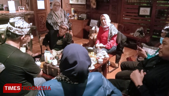 Pengurus AMSI saat menerima penjelasan tentang kopi dari pemilik Sanggar Genjah Arum Banyuwangi, Setiawan Subekti (Foto: Rizki Alfian/TIMES Indonesia)