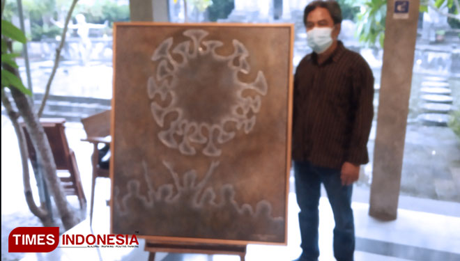 Timbul Raharjo bersama salah satu lukisan yang akan dipamerkan. (Foto: Totok Hidayat/TIMES Indonesia)