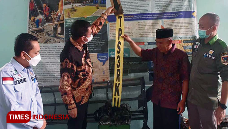 Wali Kota Alpian meresmikan TPS 3R di dusun Talang Sawah, Keluarahan Bangun Rejo. (Foto : Asnadi/Times Indonesia)