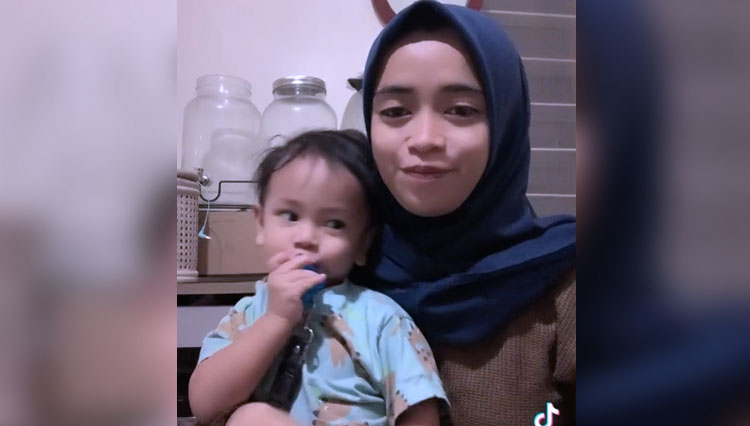 Anak Vanessa Angel, Gala Sky Ardiansyah bersama dengan ART Vanessa, Siska Lorensa. (FOTO: Tiktok Sika Lorensa)