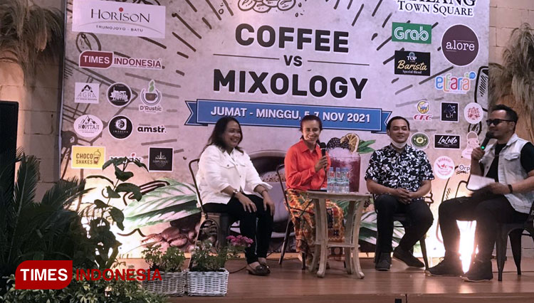 Naning Yusuf (kiri), Rini Elisa (tengah) dan Yoga (kanan) saat menjadi pembicata diskusi Coffee vs Mixology di Matos, Minggu (7/11/2021). (FOTO: Arum Putri Mentari / TIMES Indonesia)