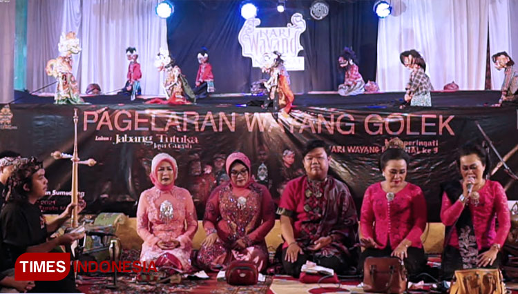 Pagelaran wayang golek oleh Dasa Dalang Sumedang dalam memperingati Hari Wayang Nasional di Padepokan Sunda Mekar Situraja (FOTO: Alan Dahlan/TIMES Indonesia)
