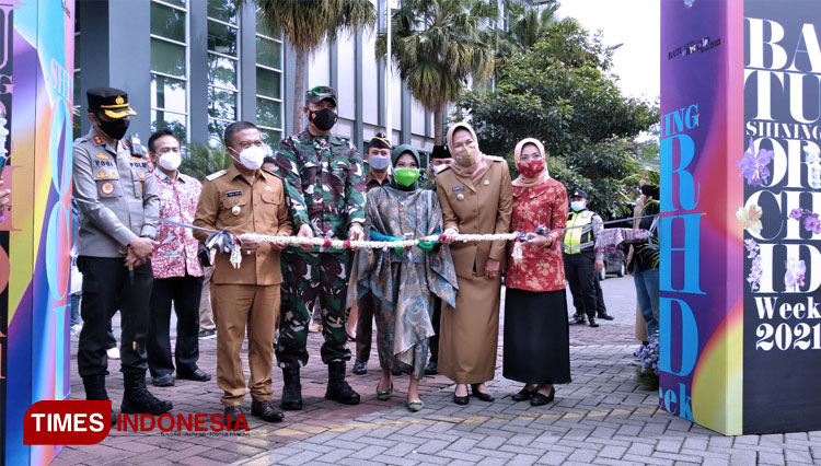 Wali Kota Batu, Dra Hj Dewanti Rumpoko MSi saat membuka Batu Shinning Orchid Week 2021. (FOTO: Muhammad Dhani Rahman/TIMES Indonesia)