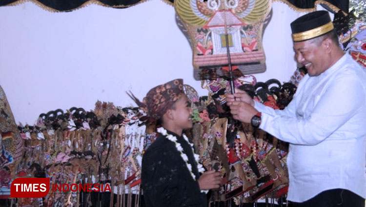 Wabup Malang Didik Gatot Subroto ketika menyerahkan gunungan kepada Dalang Bocah. (Foto : Bagian Prokopim Kabupaten Malang for TIMES Indonesia).