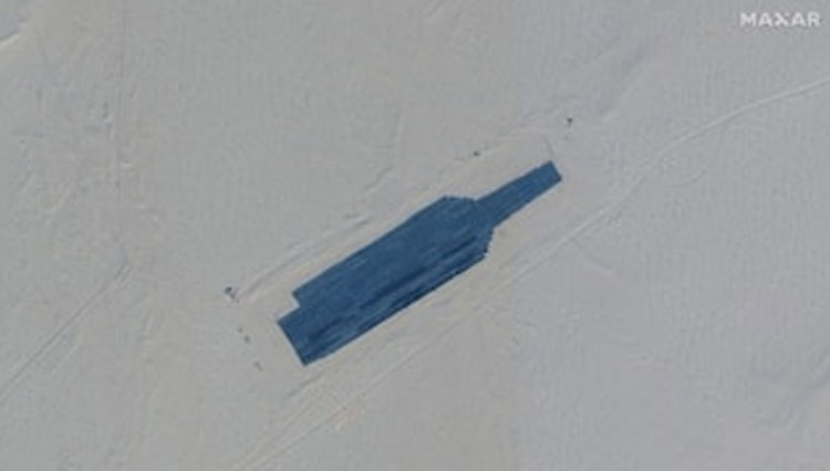 Gambar satelit menunjukkan target kapal induk di kompleks jangkauan target baru di Gurun Taklamakan. (FOTO : Maxar/Reuters)
