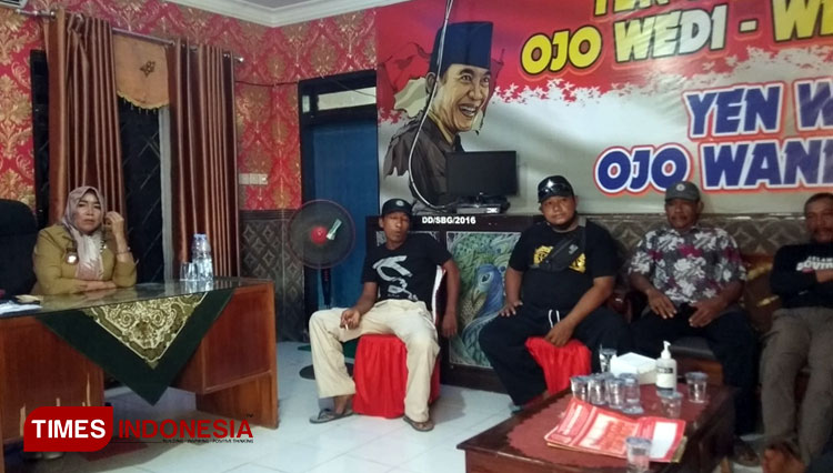 Minta pecah dari Dusun Pancer, Ketua RT dan RW dilingkungan Pulau Merah, saat menyerahkan stempel kepada Pemerintah Desa Sumberagung, Kecamatan Pesanggaran, Banyuwangi. (Foto : Dokumentasi TIMES Indonesia)