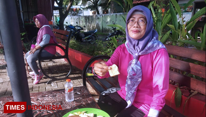 Pengunjung Lapak Sedayu Madiun menikmati tahu petis. (Foto: Yupi Apridayani/TIMES Indonesia)