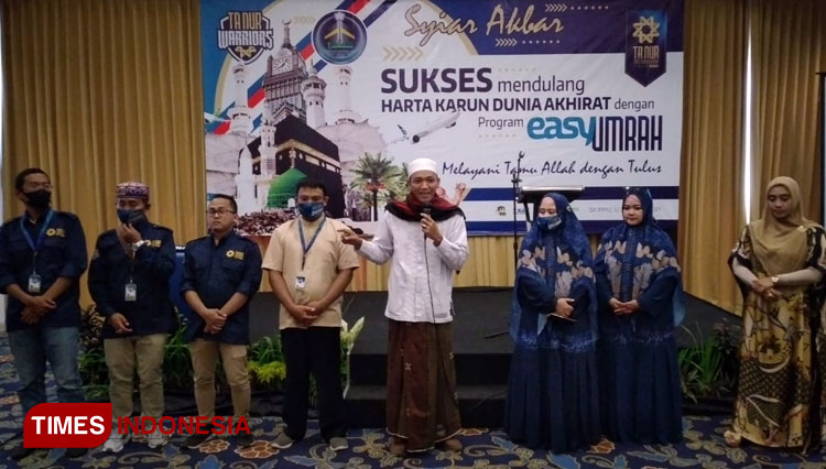 Pemilik THB Banyuwangi, H Tulus Surendara (baju putih)bersama para jamaah umroh yang mendapat reward (Foto: Hafid Nurhabibi/TIMES Indonesia).