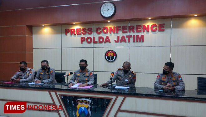 Polda Jatim saat Konferensi pers perkembangan kecelakaan Vanessa Angel, Senin (8/11/2021). (Foto: Khusnul Hasana/TIMES Indonesia)