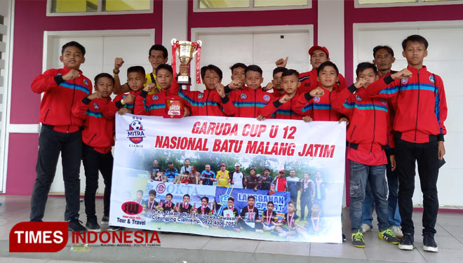 Para Murid SSB Mitra United Ciamis yang berhasil meraih juara ke 4 tingkat Nasional dalam laga Piala Garuda U-12 (foto: Natasya/TIMES Indonesia) Pelatih SSB Mitra United Ciamis (kiri), Kabid Pemuda dan Olahraga Disbudpora Ciamis (tengah) dan Perwakilan Or