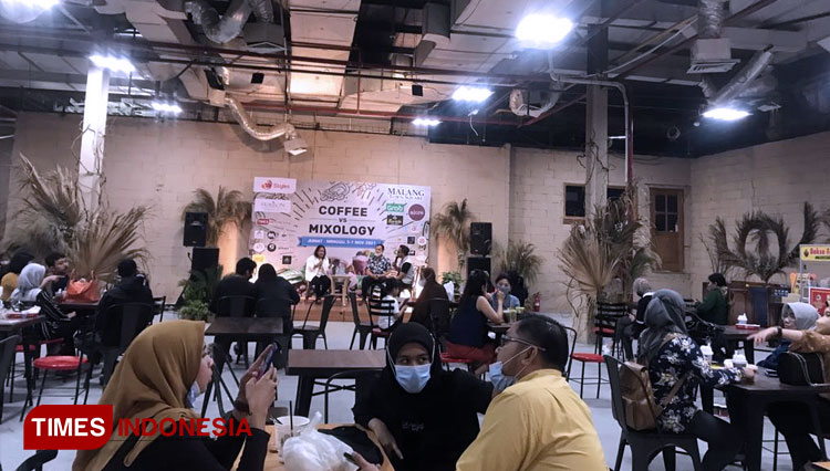Suasana-Talkshow-Acara-Coffee-vs-Mixology-Matos.jpg