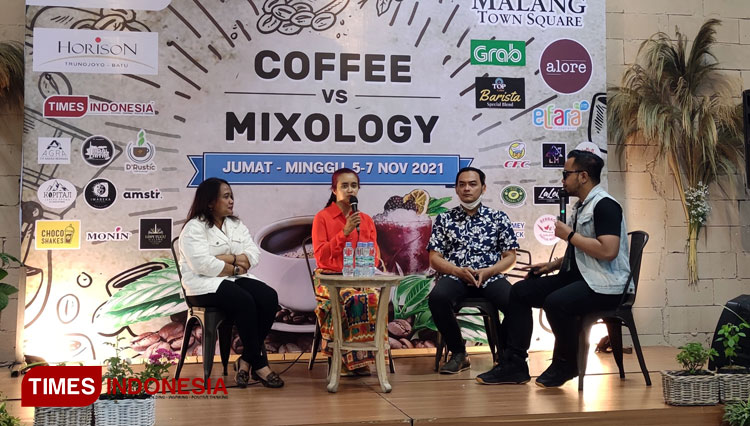 Rini Elisa Wijayanti, dari Alore Organizer, saat menjadi acara Talkshow Coffee Vs Mixology, di Malang Town Square, Minggu (7/11/2021). (Foto: Cyntia Agustina Girsang/TIMES Indonesia)
