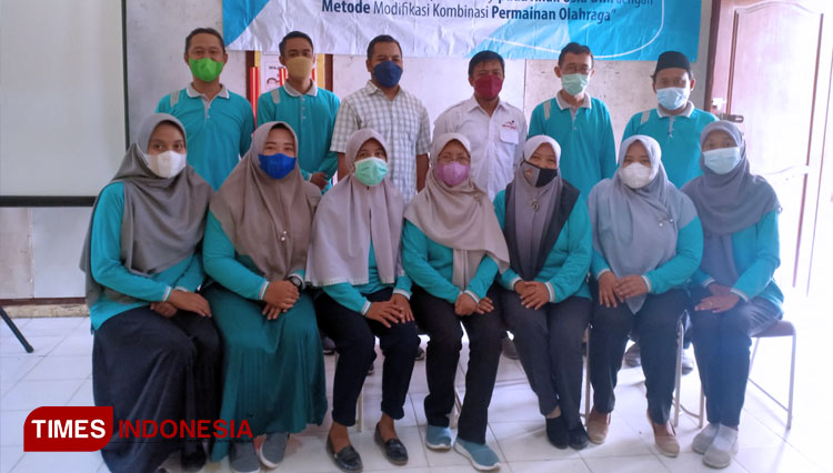Tim PKM Prodi IKOR FIO Unesa bersama UPT SDN 236 Gresik usai pembukaan program pengabdian, Senin (11/10/2021) (FOTO: Dok. Unesa for TIMES Indonesia) 