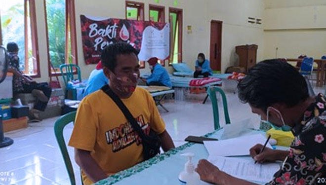 Anggota komunitas di Probolinggo saat mengikuti giat donor darah Bakti Pemuda Setetes Darah untuk Negeri 2021, Senin (8/11/2021).(Dok.KITA)