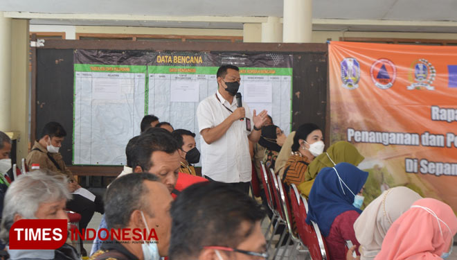 Administratur Perhutani KPH Malang, Candra Musi dalam Rapat Koordinasi Penanganan dan Pengurangan Risiko Bencana di sepanjang DAS Brantas yang diselenggarakan di kantor Kecamatan Bumiaji, Kota Batu. (Foto: Muhammad Dhani Rahman/TIMES Indonesia)