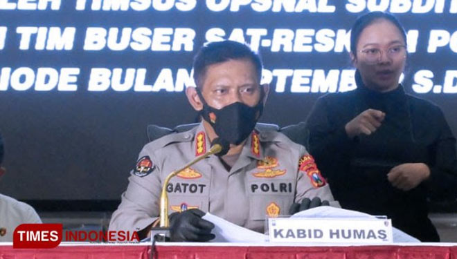 Kabid Humas Polda Jatim, Kombes Pol Gatot Repli Handoko (kiri). (FOTO: dok. TIMES Indonesia).