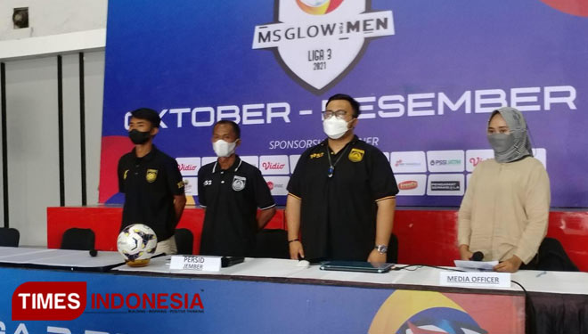 Manajer Persid Jember, Rezky Pratama Hermansyah, (dua dari kanan) dan Asisten pelatih, Misnadi Amrizal, (dua dari kiri) saat press conference. (Foto: Arip Ripaldi TIMES Indonesia).