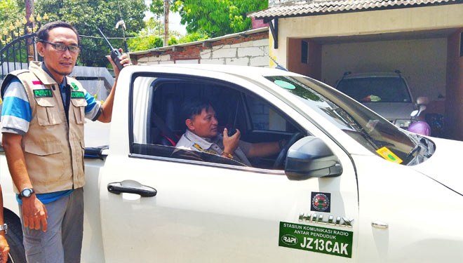 Wakil Ketua 2 RAPI Surabaya, Bambang H.S (mobil) bersama Sekretaris Wilayah 2 Putut R.S memperagakan kesiagaan anggota RAPI. (FOTO: Ammar Ramzi/Times Indonesia)