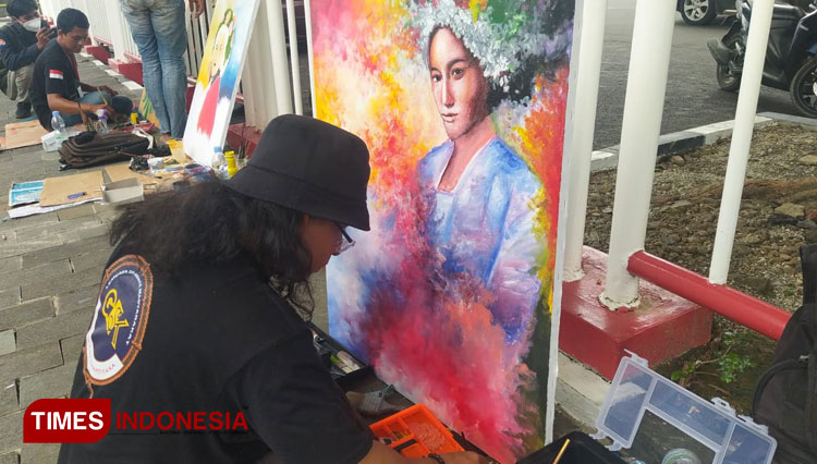Seniman mengabadikan budaya di Indramayu lewat lukisan. (FOTO: Muhamad Jupri/TIMES Indonesia)