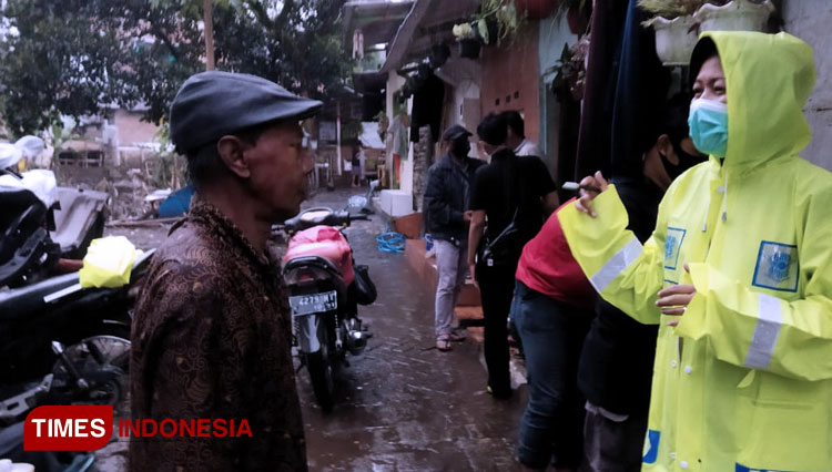 Suasana pendataan dokumen kendaraan yang hilang akibat banjir di kawasan Kampung Putih, Rampal Celaket, Kota Malang, Selasa (9/11/2021) sore. (FOTO: Humas Polresta Malang Kota/TIMES Indonesia)