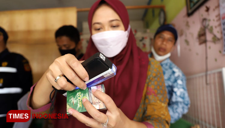 Tim gabungan saat melakukan operasi cukai rokok ilegal di Kapanewon/Kecamatan Depok, Sleman, Yogyakarta. (FOTO: Humas Pemkab Sleman for TIMES Indonesia)