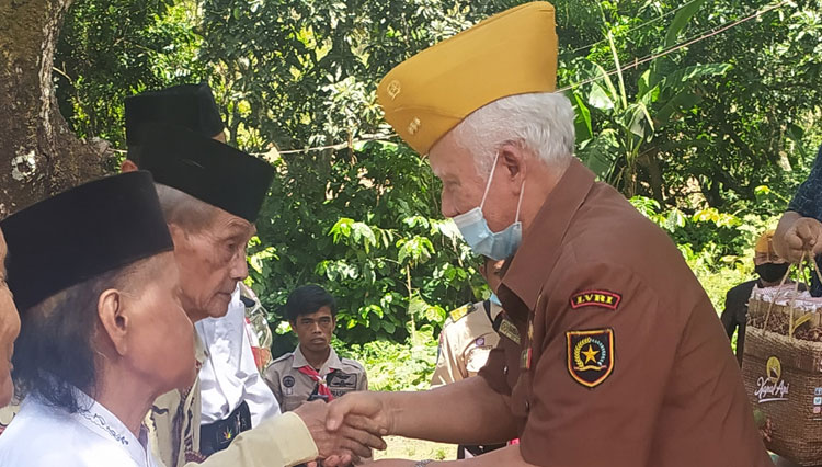 Abdul Karim (bersalaman dengan pengurus LVRI Jatim) saat mendapatkan apresiasi dari Pengurus LVRI Jawa Timur. (FOTO: Moh Bahri/TIMES Indonesia).