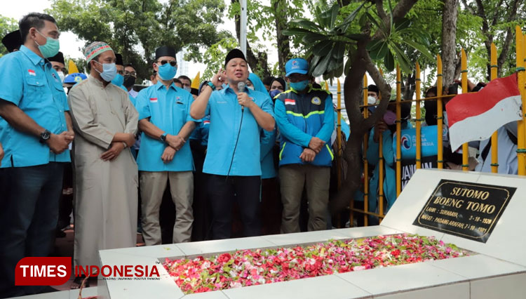 Ketua Umum DPP Partai Gelombang Rakyat Indonesia (Partai Gelora) Anis Matta melakukan ziarah ke Makam Bung Tomo. (FOTO: Gelora for TIMES Indonesia)
