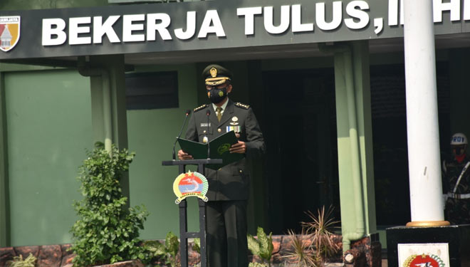 Kasrem Bhaskara Jaya Kolonel Inf Erwin Rustiawan saat upacara peringatan Hari Pahlawan, Rabu (10/11/2021).(Dok.Penrem BJ)