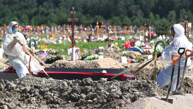 Proses pemakaman pasien Covid-19 di Rusia. (FOTO: TASS)