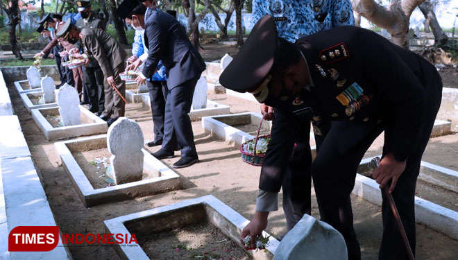 Polres Pamekasan bersama Forkopimda saat ziarah dan tabur bunga di Taman Makam Pahlawan (TMP) Jalan Panglegur, Kabupaten Pamekasan,Madura.(Foto: Akhmad Syafi'i/TIMES Indonesia)