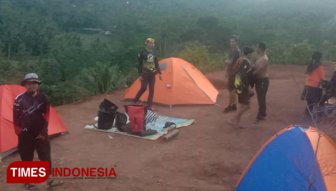 The visitors enjoying their spare time after pitching their tents at Tepas Konci, Petaruman. (Photo: Susi/TIMES Indonesia)
