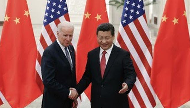 Presiden China Xi Jinping (kanan) berjabat tangan dengan Joe Biden saat masih menjadi Wakil Presiden AS (4/12/2020). (FOTO : AP)