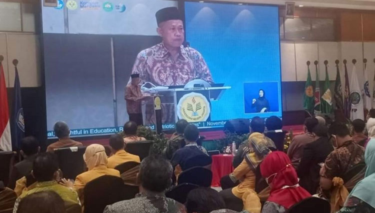 Rektor UNJ, Prof. Komarudin memberikan sambutan pembuka pada FIP-JIP 2021. (FOTO: AJP TIMES Indonesia)