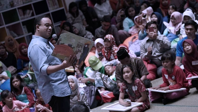 Gubernur DKI Jakarta Anies Baswedan saat menjelaskan satu buku kepada anak-anak. (FOTO: dok Pemrov DKI Jakarta)