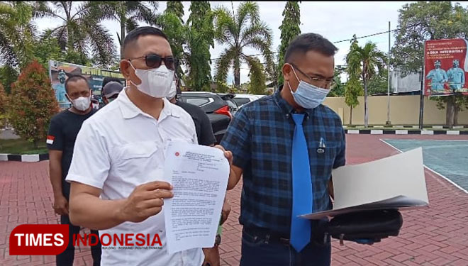 Dari kiri: Bukhari, pengadu didampingi kuasa hukumnya yakni Hasanudin (Foto: Dicko W/TIMES Indonesia)