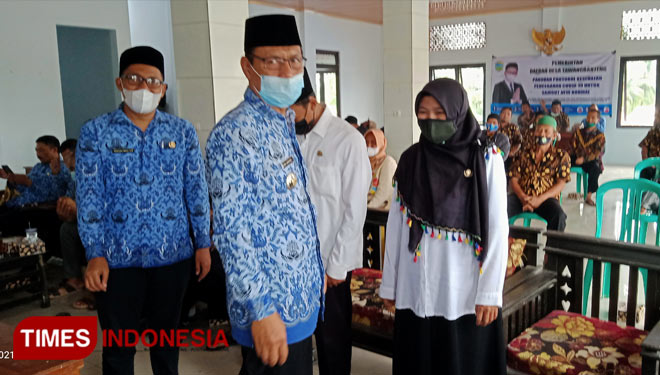 Camat Sukaratu Ria Supriatna, S.Sos., M.SI, menyematkan Pin kepada Perangkat Desa Tawangbanteng yang baru dilantik( Foto.Anton/TIMES Indonesia)