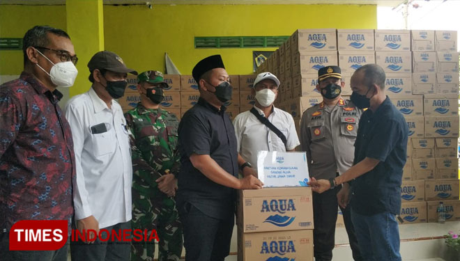 External Relation Senior Manager Danone-AQUA, Sudarman menyerahkan bantuan air minum kepada Bupati Gresik H. Fandi Akhmad Yani, SE, di Balai Desa Cermen, Kecamatan Kedamean, Kabupaten Gresik, Kamis (11/11/2021).(Dok.Danone Indonesia)
