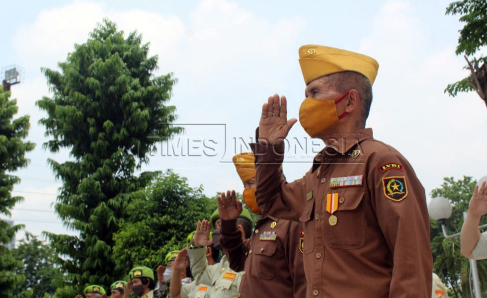 Sejumlah veteran dan anak-cucu melaksanakan upacara penghormatan di Taman Makam Pahlawan Sepuluh Nopember Surabaya. (FOTO: Ammar Ramzi/Times Indonesia) 