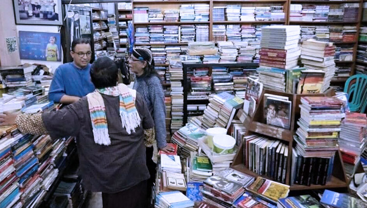 Gubernur Anies Baswedan saat meninjau tokoh buku di DKI Jakarta. (FOTO: dok pribadi)