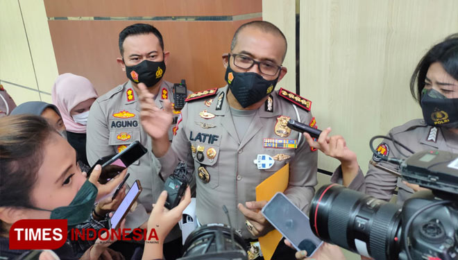 Dirlantas Polda Jatim, Kombes Pol Latif Usman usai menggelar konferensi pers, Kamis (11/10/2021). (Foto: Khusnul Hasana/TIMES Indonesia). 