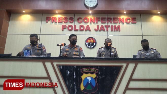 Polda Jatim saat menggelar Konferensi Pers perkembangan kecelakaan Vanessa Angel, Kamis (11/11/2021). (Foto: Khusnul Hasana/TIMES Indonesia).