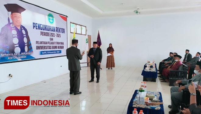 Prosesi pengukuhan Sarbaini A Karim sebagai Rektor Universitas Bumi Hijrah Tidore, kedua kalinya. (Foto: Wahyudi Yahya/TIMES Indonesia)