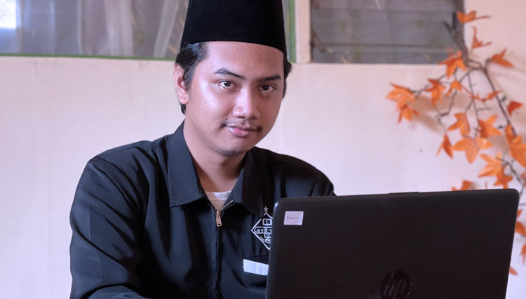 Rico Muhammad Nasrullah (19) santri Ponpes Al-Aqobah yang berhasil membuat game 'Salam dari Binjai' yang sudah diunduh 100 ribu lebih pengguna Android (FOTO: Rico for TIMES Indonesia)