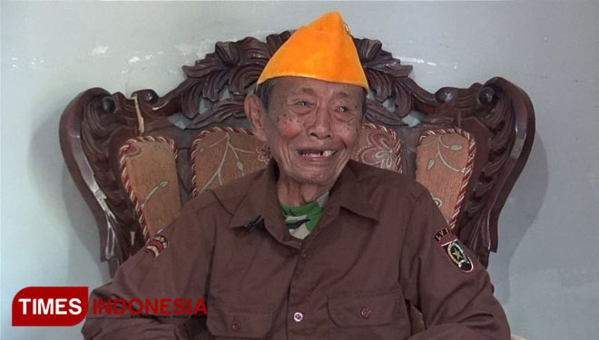 Kakek Suwandi. Veteran perang dari masa kolonial Belanda asal Banyuwangi, Jawa Timur, yang masih hidup hingga berumur 100 tahun lebih. (FOTO: Agung Sedana/ TIMES Indonesia)