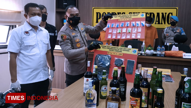 Kapolres Sumedang AKBP Eko Prasetyo Robbyanto didampingi Kasat Narkoba IPTU Bagus Panuntun saat menunjukan barang bukti narkotika jenis sabu di Mapolres Sumedang, Kamis (11/11/2021). (FOTO: Alan Dahlan/TIMES Indonesia)